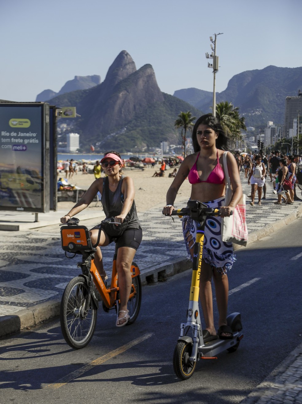 Patinetes voltam à orla do Rio — Foto: Gabriel de Paiva /Agência O Globo