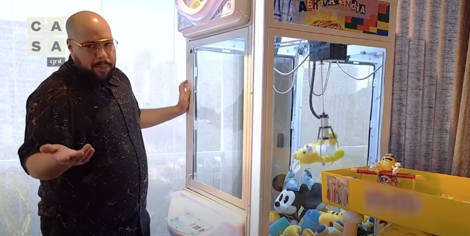Tiago Abravanel tem paixão por brinquedos e uma máquina de pelúcias na sala de sua cobertura duplex em São Paulo — Foto: Reprodução/Redes sociais