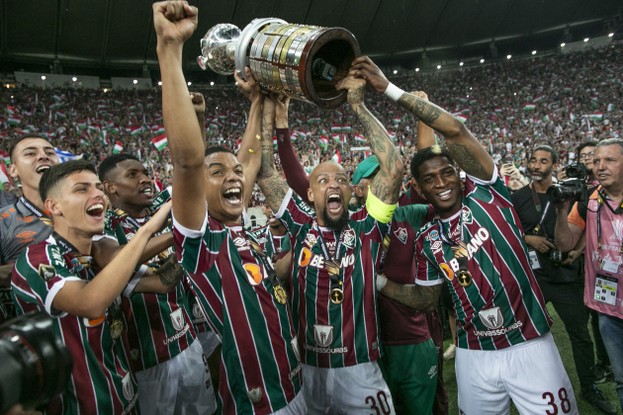 Jogadores do Fluminense levantam taça da Copa Libertadores