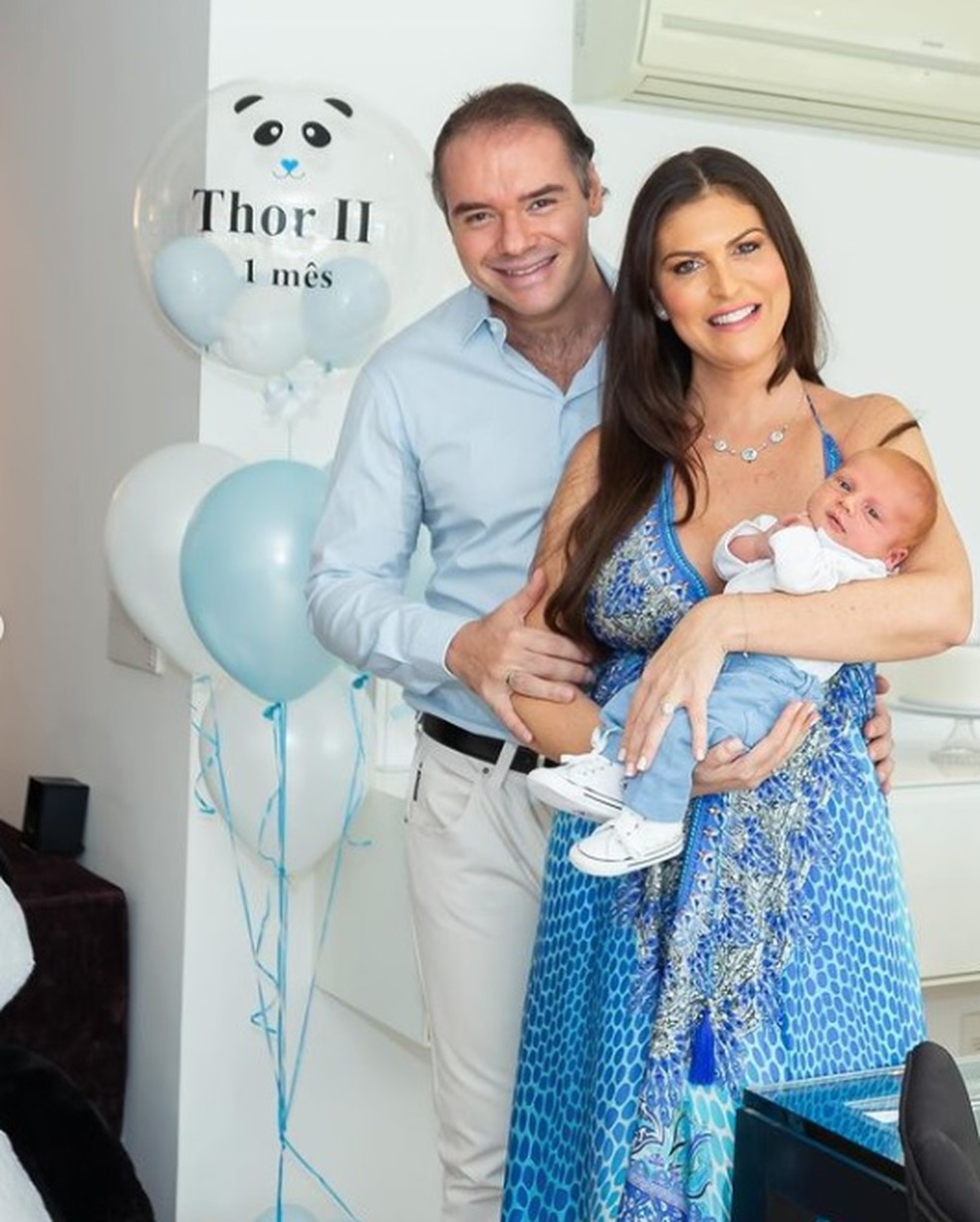 Thor Batista posa com a mulher, a empresária Lunara Campos, e o filho, o pequeno Thor II — Foto: Reprodução/Instagram