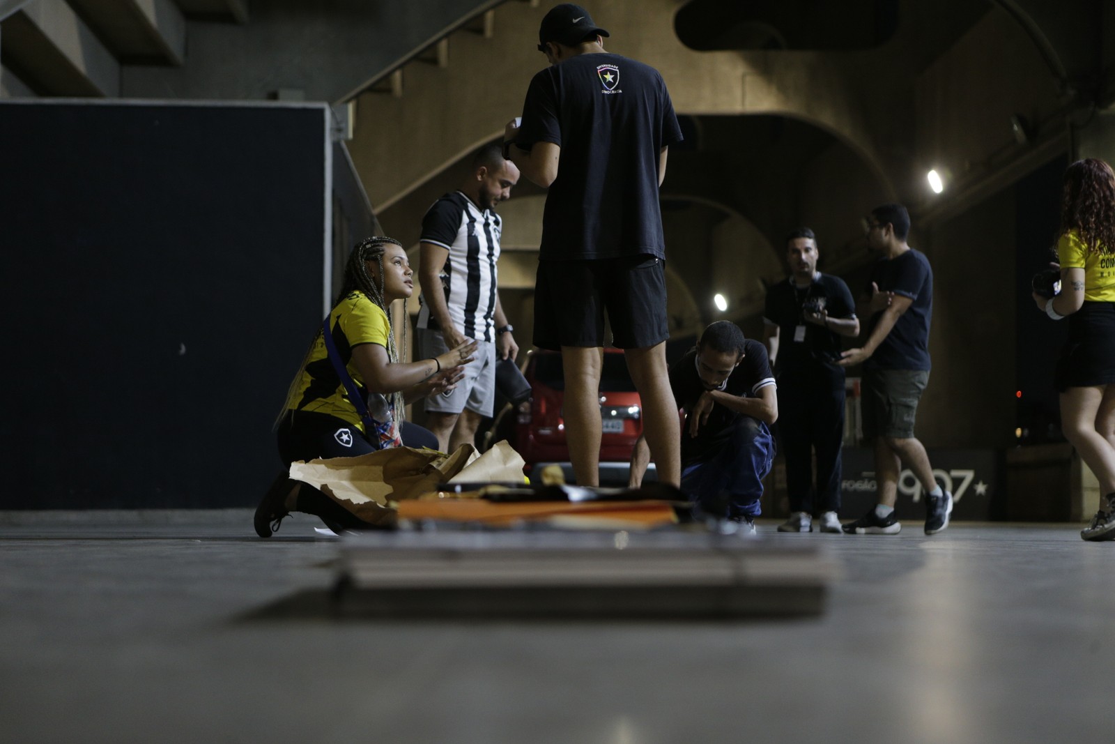 Torcedores do Botafogo preparam mosaico na noite anterior a partida na Libertadores — Foto: Alexandre Cassiano/Agência O Globo