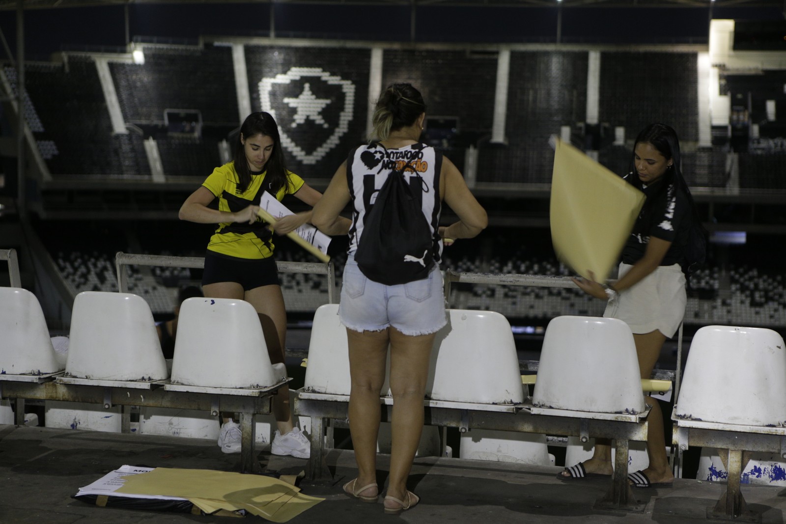 Torcedores do Botafogo preparam mosaico na noite anterior a partida na Libertadores — Foto: Alexandre Cassiano/Agência O Globo