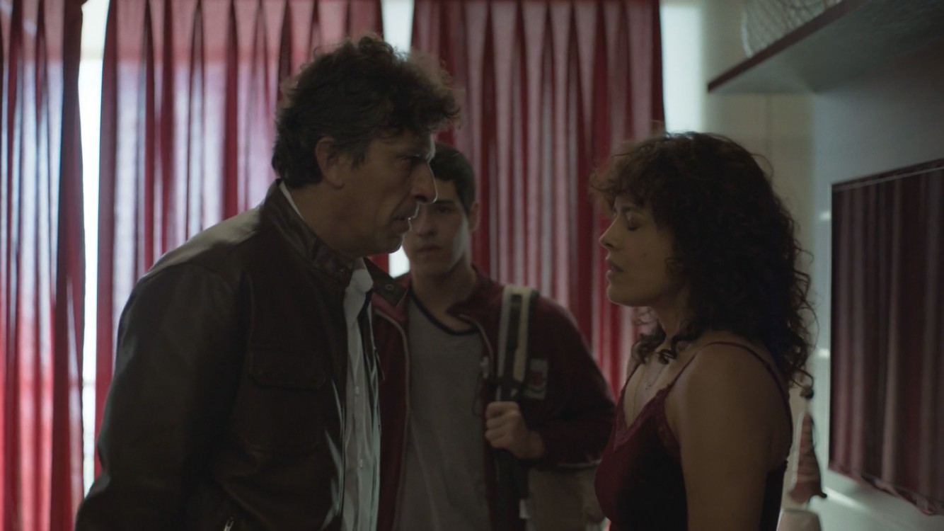Milhem Cortaz, Paulo Mendes e Maeve Jinkings em cena de "Os outros" — Foto: Reprodução/Globoplay