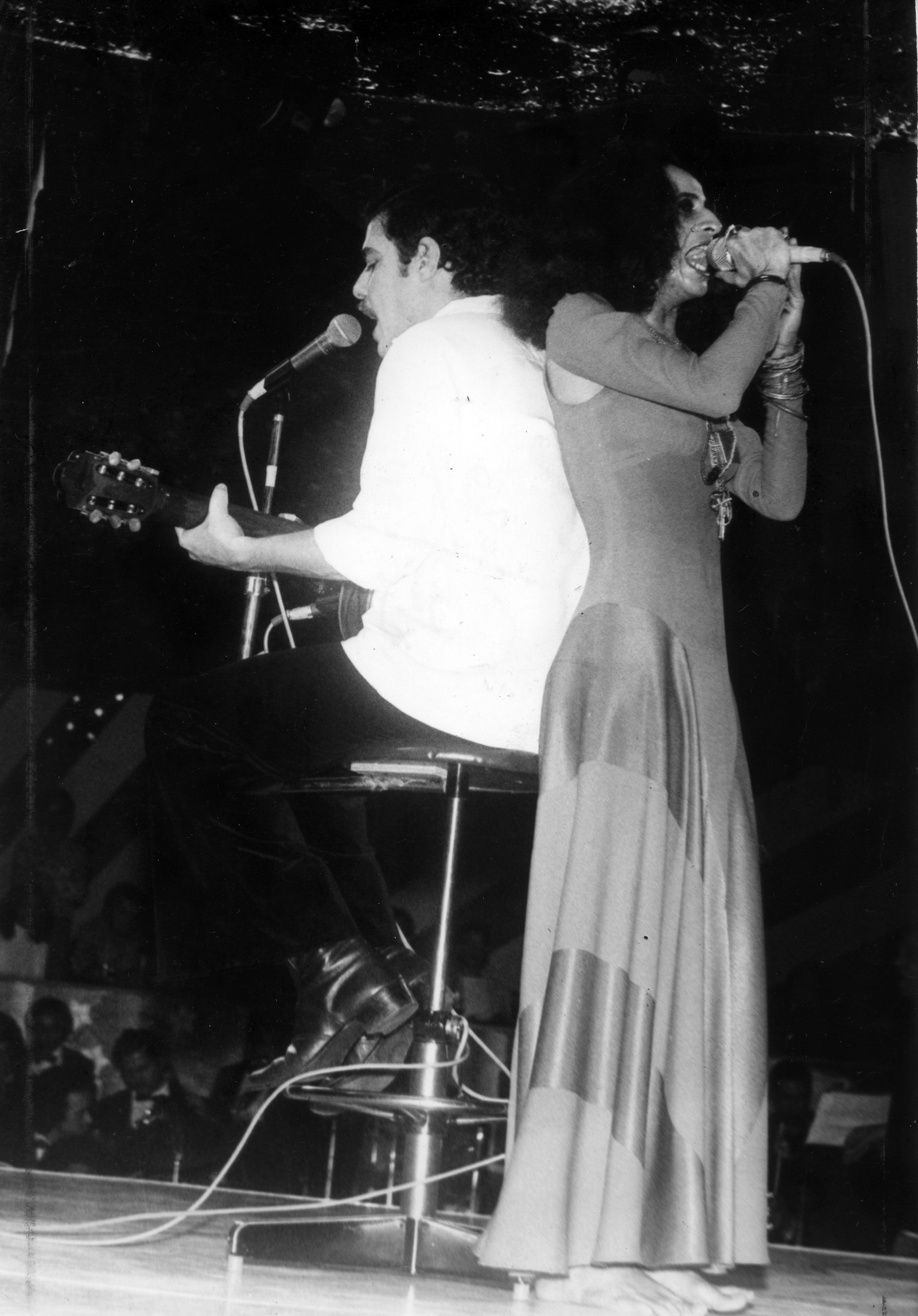 Maria Bethânia e Chico Buarque no Canecão, em 1975 — Foto: Divulgação