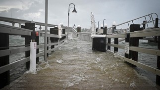Um calçadão na Clearwater Harbor Marina em Clearwater, Flórida, foi inundado pela maré alta depois que o furacão Idalia atingiu a costa. — Foto: Miguel J. Rodríguez Carrillo/AFP