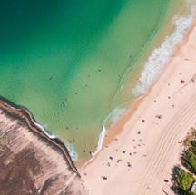A Praia de Itacoatiara, na altura do Costão, vista de cima — Foto: Divulgação/Marcelo Tchebes