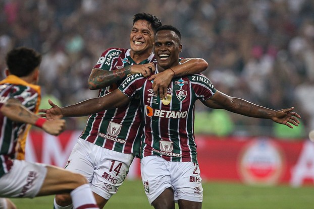 Jhon Arias, do Fluminense, comemora o gol do título da Recopa com Germán Cano