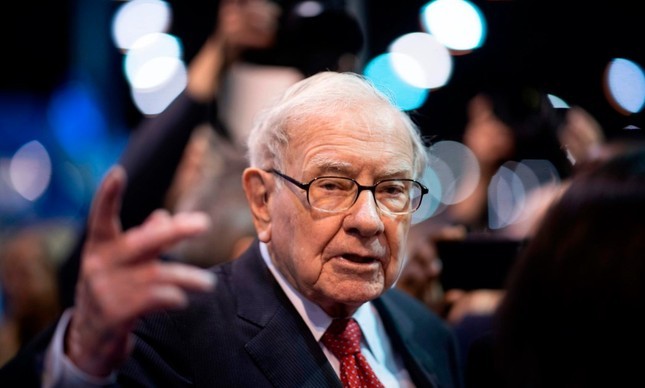 Dono do grupo Berkshire Hathaway, o investidor americano Warren Buffet, de 92 anos, aparece na sexta posição, com um patrimônio de US$ 136,7 bilhões