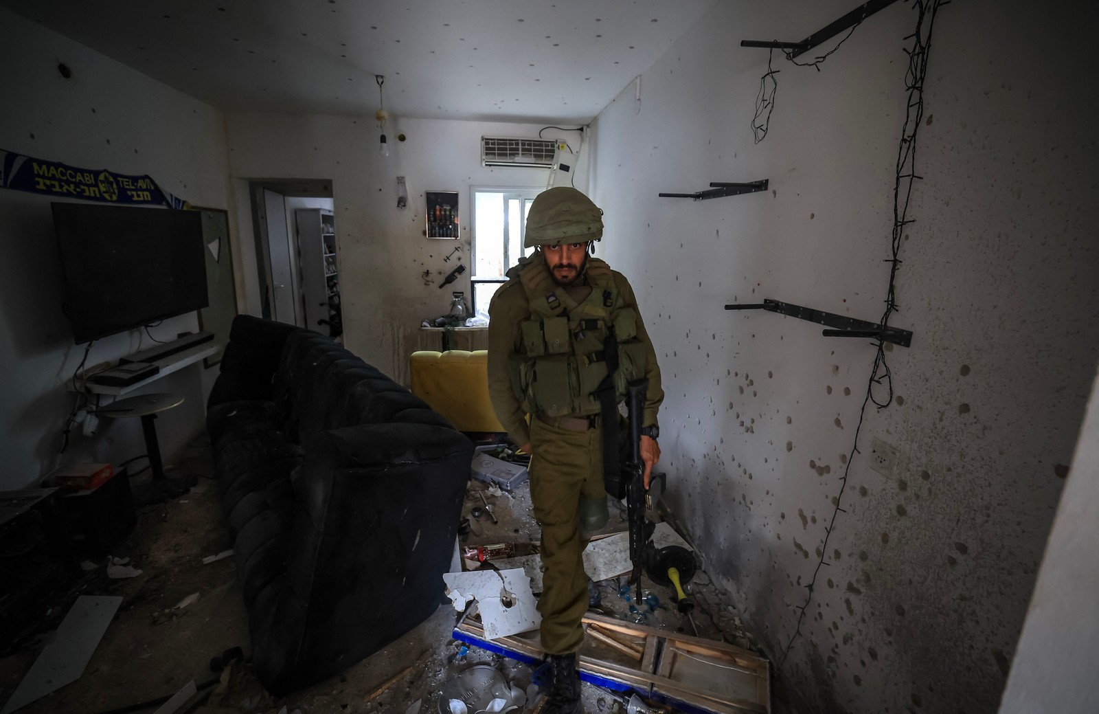 Soldado israelense anda em prédio atingido na Faixa de Gaza — Foto: Fadel Senna/AFP
