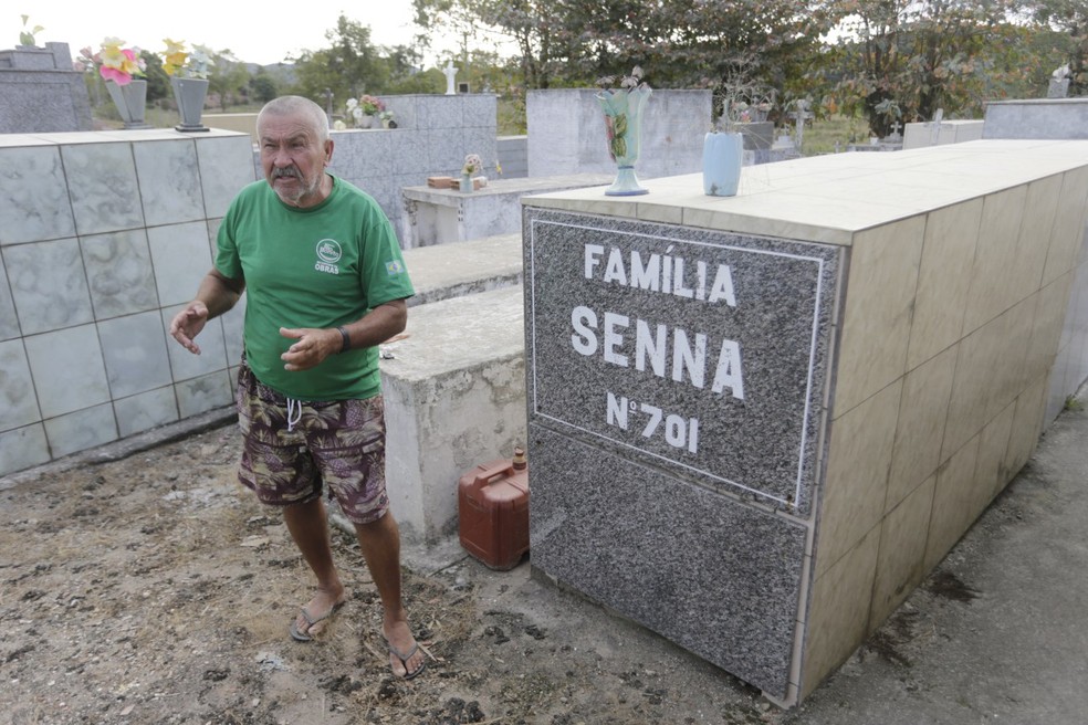 Coveiro Paulo Correia relatou a dor de ter que sepultar o amigo Renê Senna — Foto: Foto Domingos Peixoto