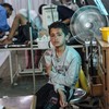 Um menino palestino ferido espera atendimento no hospital de Kuwaiti, no sul de Gaza, após bombardeio em Rafah - AFP
