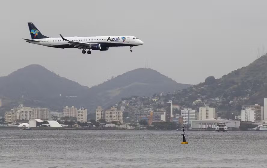 Avião da Azul pousando no Aeroporto Santos Dumont, no Rio
