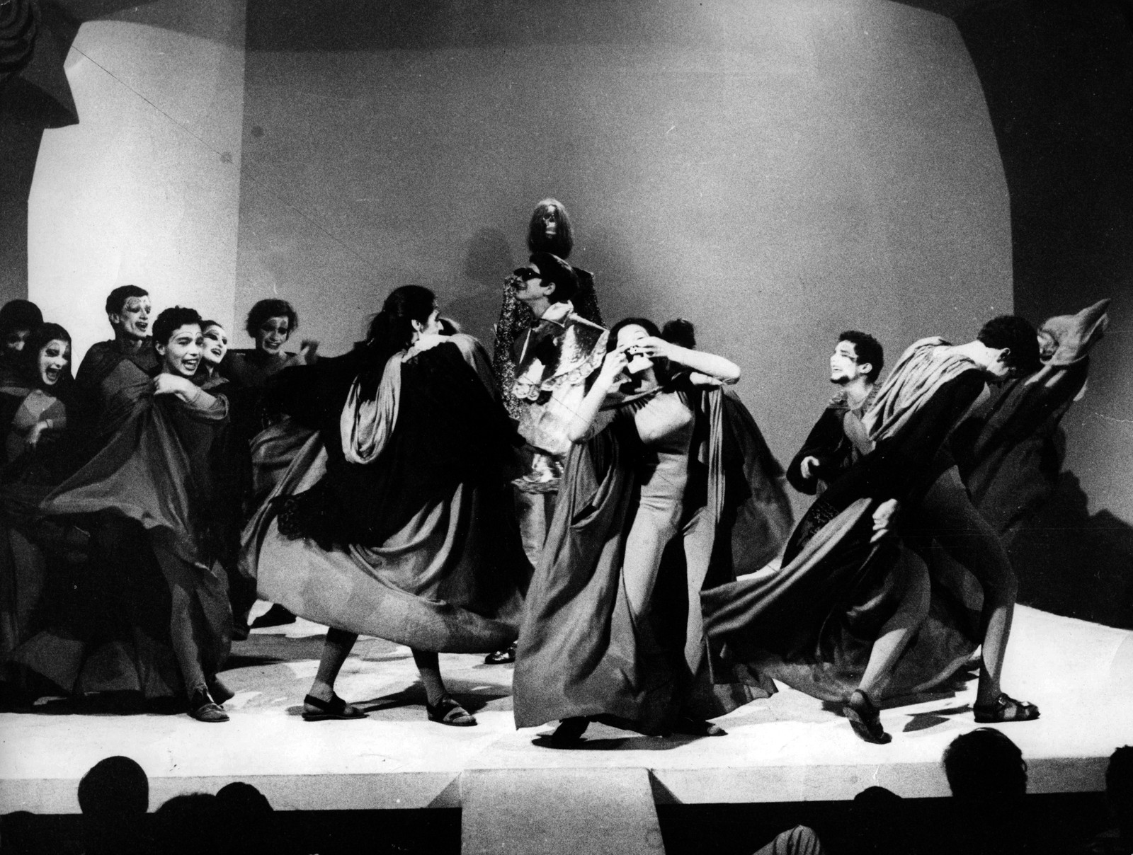 Em 1968, atores  encenaram  "Roda Viva", no Rio. O elenco da peça, de Chico Buarque, foi espancado em São Paulo pelo Comando de Caça aos Comunistas — Foto: Reprodução