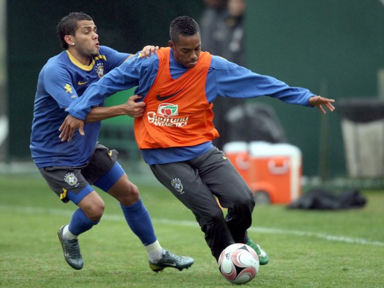 Daniel Alves e Robinho em treino da Seleção Brasileira, pela qual jogaram juntos em 2010