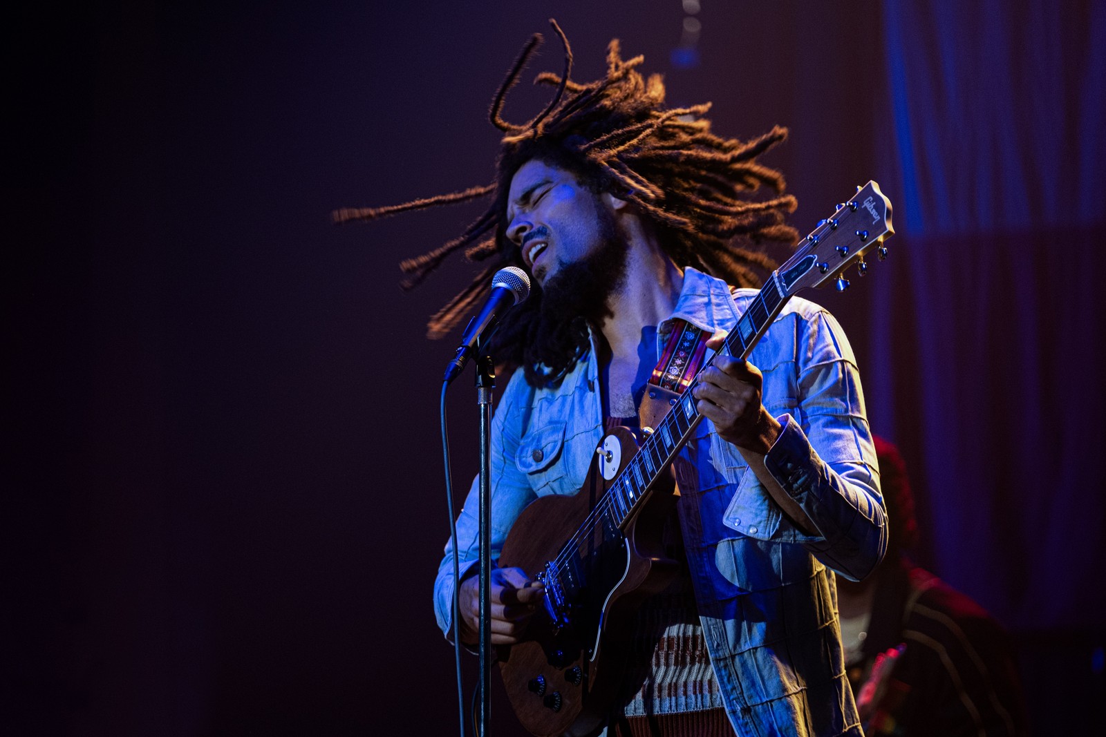Kingsley Ben-Adir como Bob Marley em cena de "Bob Marley: One love" — Foto: Chiabella James