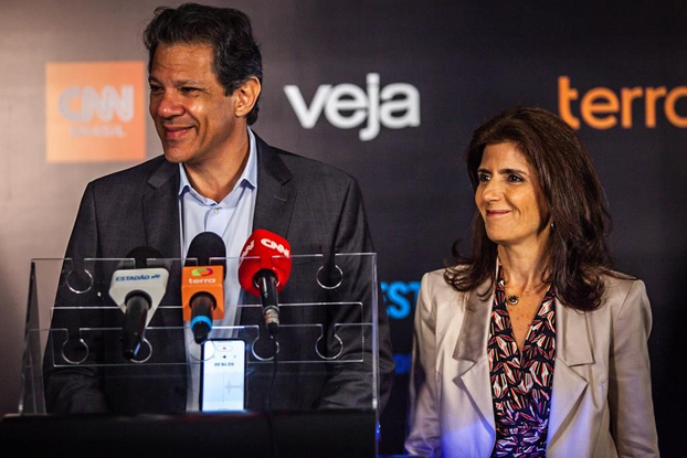 O ex-prefeito de São Paulo Fernando Haddad (PT) e sua mulher Ana Estela Haddad em sabatina de veículos de imprensa com os candidatos ao governo paulista em 14 de outubro de 2022