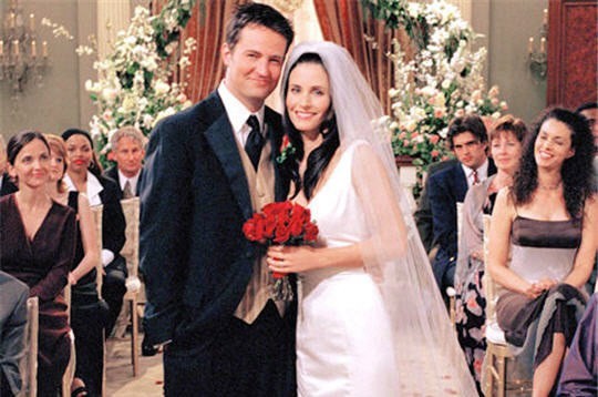 Matthew Perry e Courteney Cox em cena durante o casamento dos personagens Chandler Bing e Monica Geller — Foto: Divulgação/Friends
