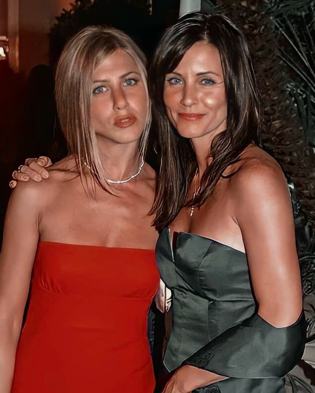 Duas das protagonistas do seriado "Friends", Courteney Cox e Jennifer Aniston — Foto: Reprodução/Instagram