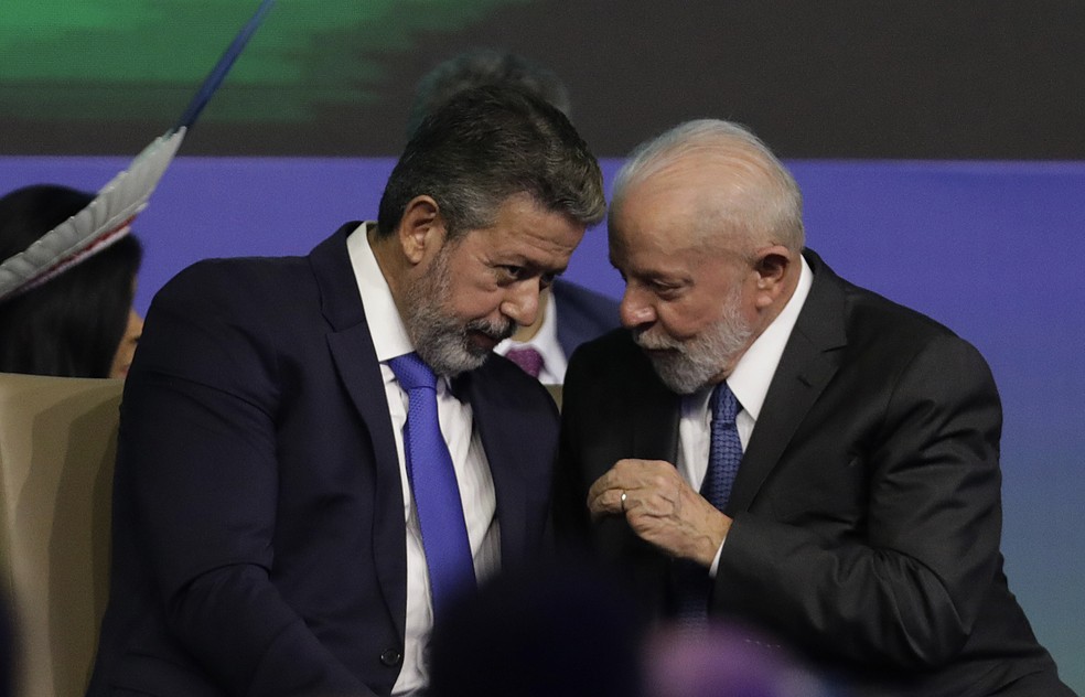 O presidente da Câmara, Arthur Lira, em conversa com Lula — Foto: Cristiano Mariz