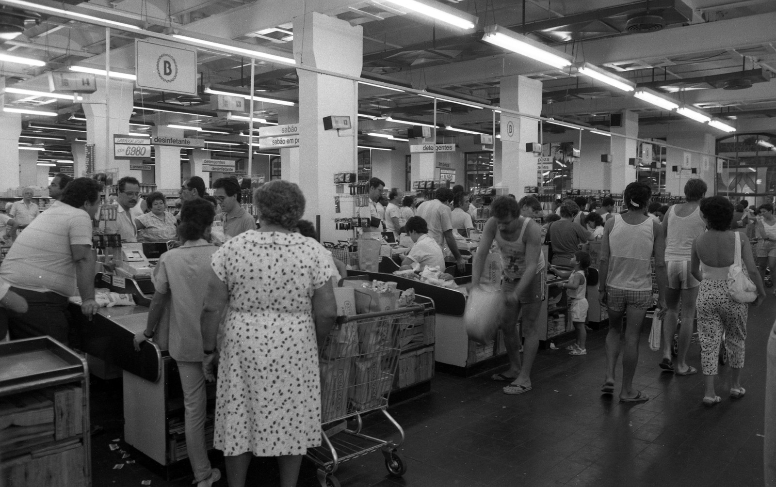 Movimento no supermercado e muita fiscalização por parte dos clientes — Foto: José Doval / Agência O Globo