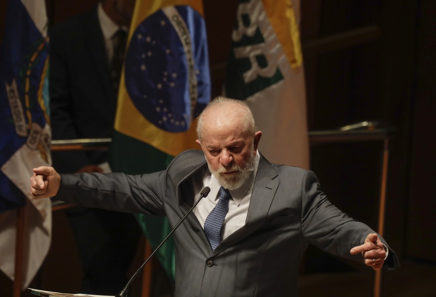 Lula durante discurso na cerimônia de posse de Magda Chambriard como presidente da Petrobras, no Rio