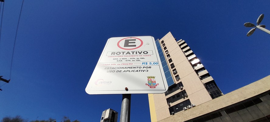 Placa indicativa do estacionamento rotativo na Rua Cadete Xavier Leal, no Centro de Niterói