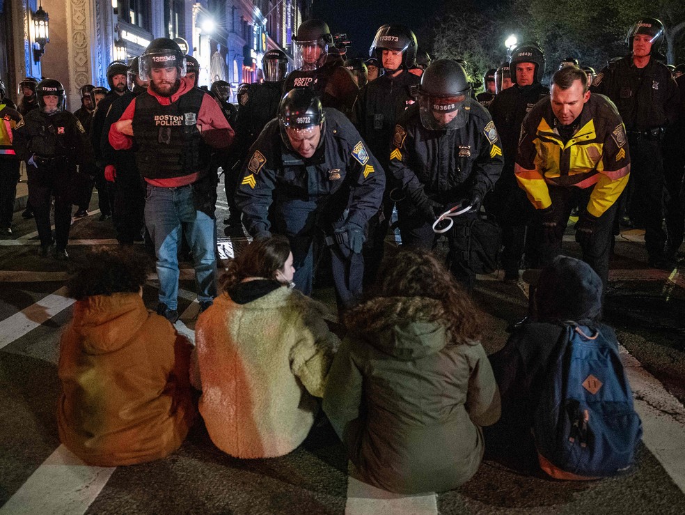 Policiais de Boston prendem manifestantes no Emerson College — Foto: Joseph Prezioso/AFP