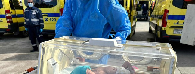 Bebê palestino é evacuado em ambulância após ataque a hospital — Foto: AFP