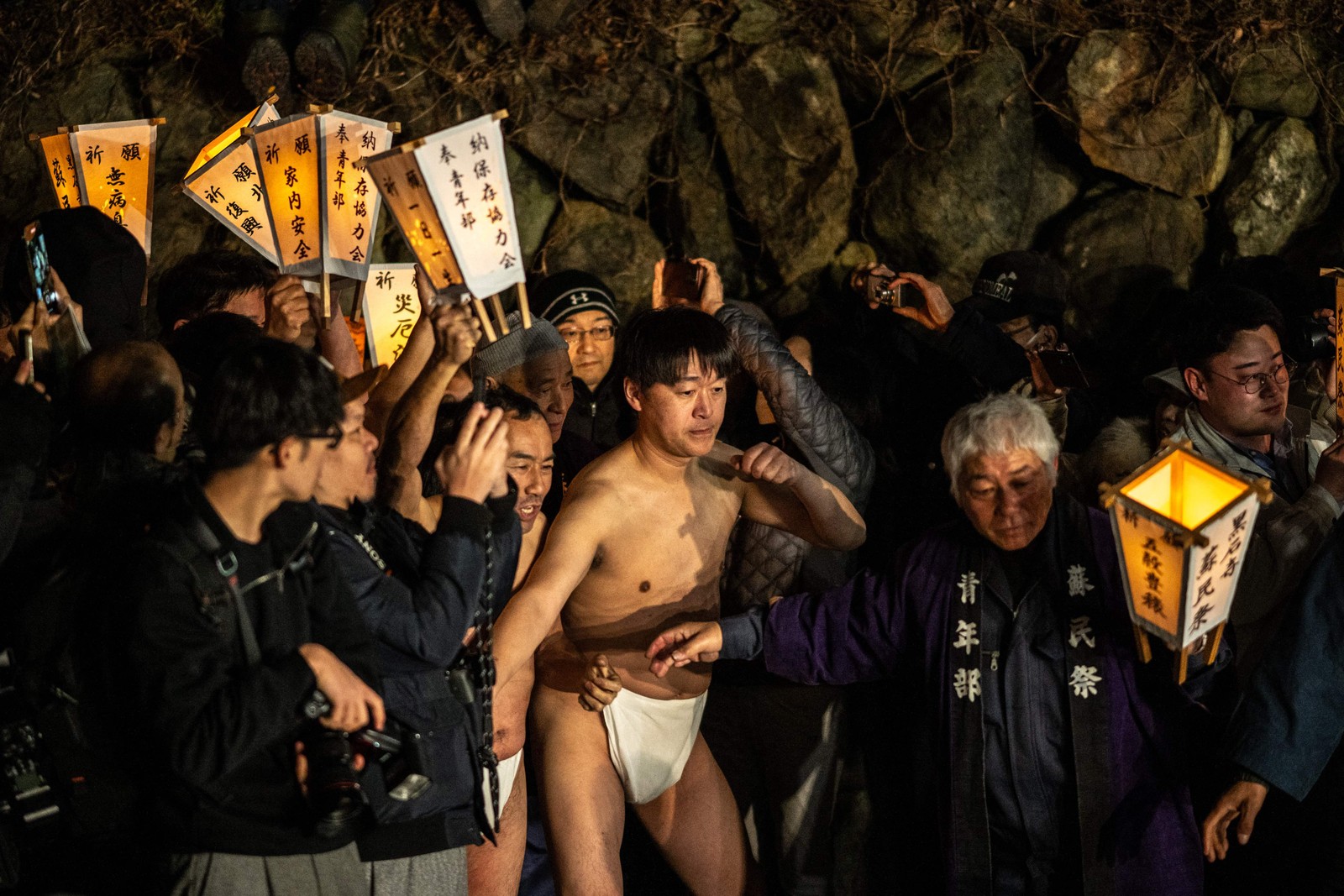 Quando o festival atingiu o seu auge, centenas de homens aglomeraram-se dentro do templo de madeira grita — Foto: Philip Fong/AFP
