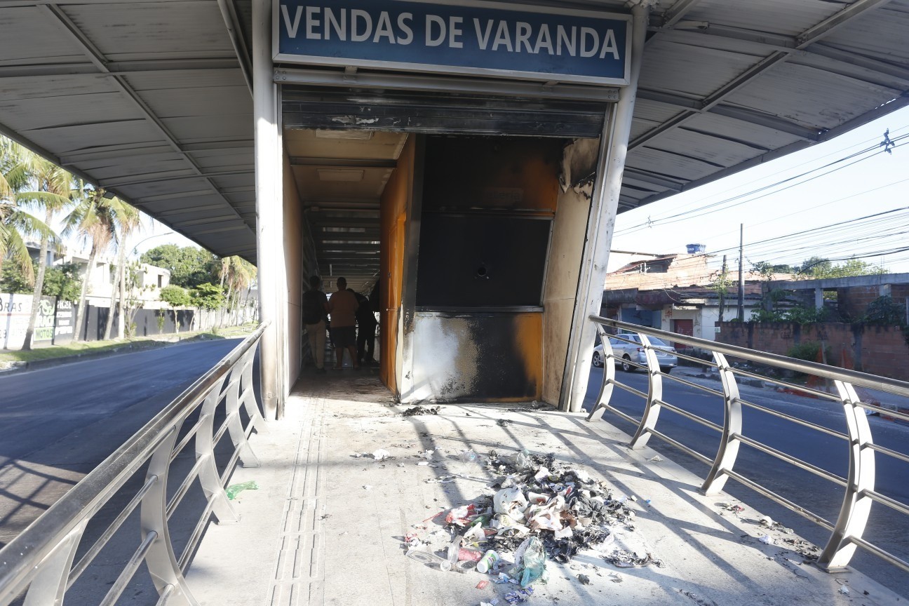 Estação do BRT Vendas de Varanda, na Zona Oeste, um dia após os ataques que incendiaram ao menos 35 ônibus no Rio. — Foto: Fabiano Rocha / Agência O Globo