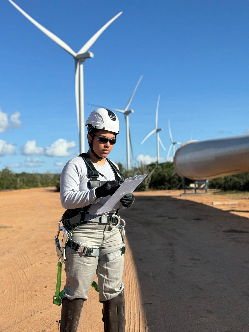 Lysara Pinheiro é uma das 11 operadoras do parque eólico da AES na Bahia — Foto: Divulgação