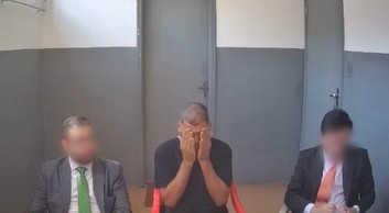Vereador Ricardo Queixão (PSD), de Cubatão, ao lado de advogados durante depoimento ao MP-SP