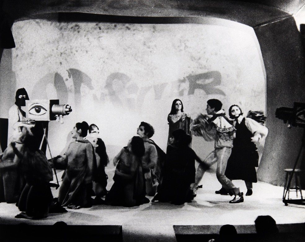 "Roda Viva" (1968), com Marieta Severo, Antonio Pedro Borges, Heleno Prestes e coro — Foto: Acervo Flavio Imperio