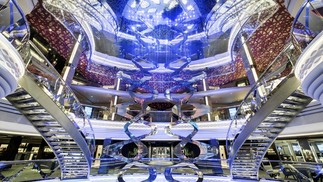 Infinity Atrium, o hall central do navio de cruzeiros MSC Grandiosa, onde se destacam as escadarias com degraus cravejados de cristais Swarovski — Foto: Divulgação / MSC Cruzeiros
