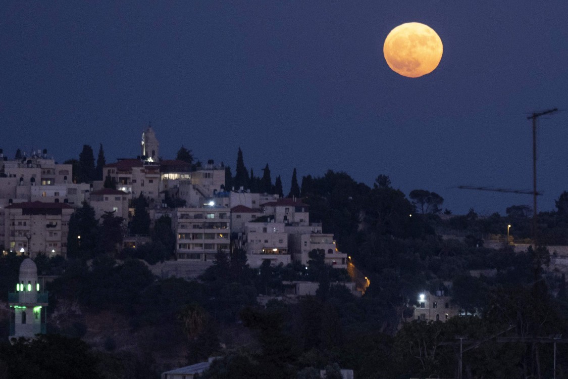 Superlua na cidade de Jerusalem, em Israel — Foto: MENAHEM KAHANA / AFP