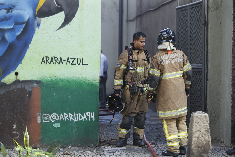 Trabalho dos bombeiros durante incêndio na Rua Barão de Itambi, em Botafogo — Foto: Fabiano Rocha / Agência O Globo
