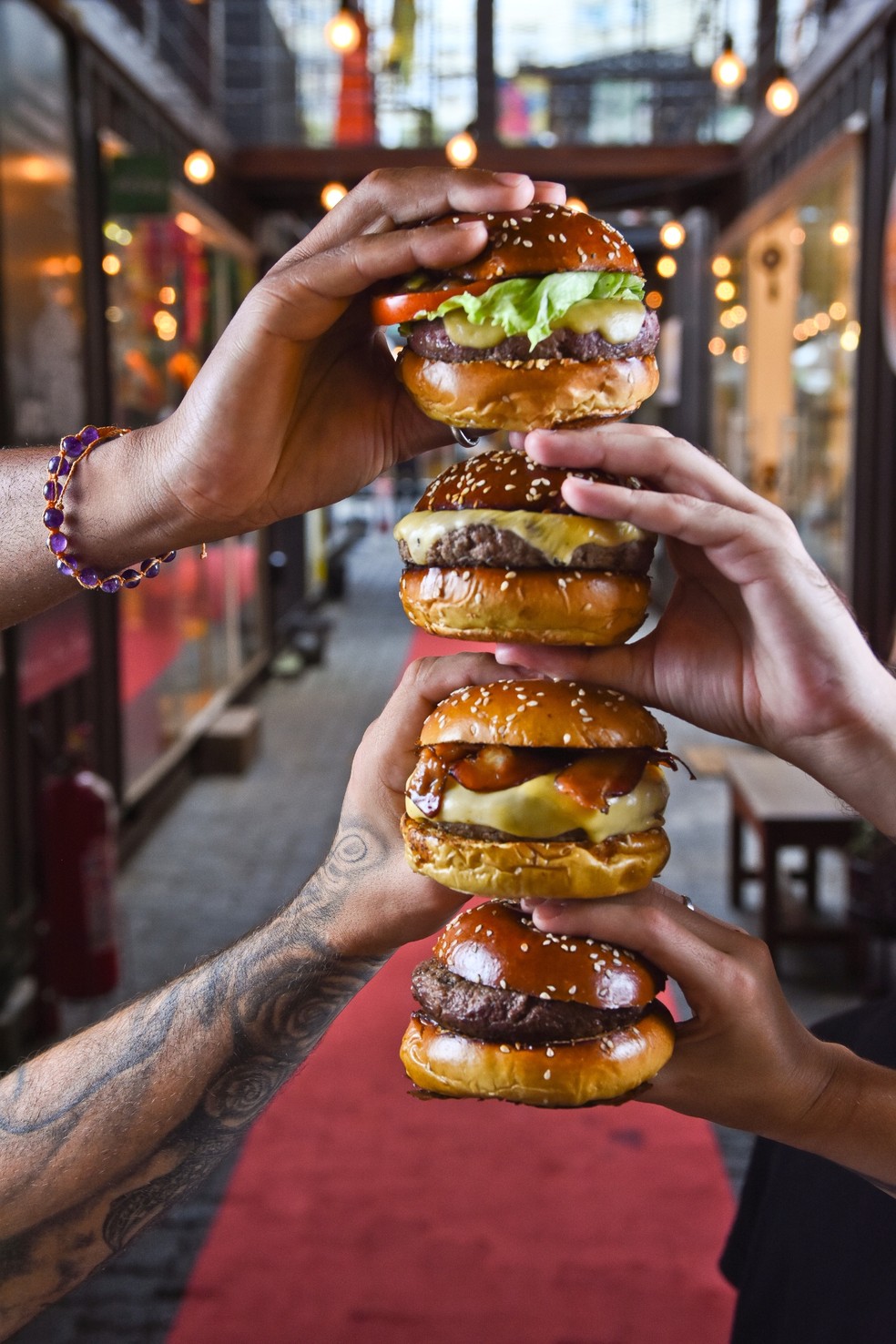 Seleção de hambúrgueres da Encarnado Burger — Foto: Divulgação/Bruno Peixoto