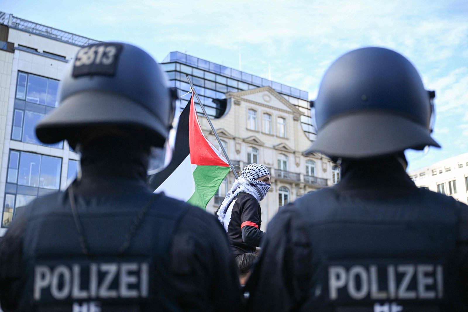 Manifestação pró-Palestina em Frankfurt tem muita repressão policial — Foto: Kirill KUDRYAVTSEV/AFP