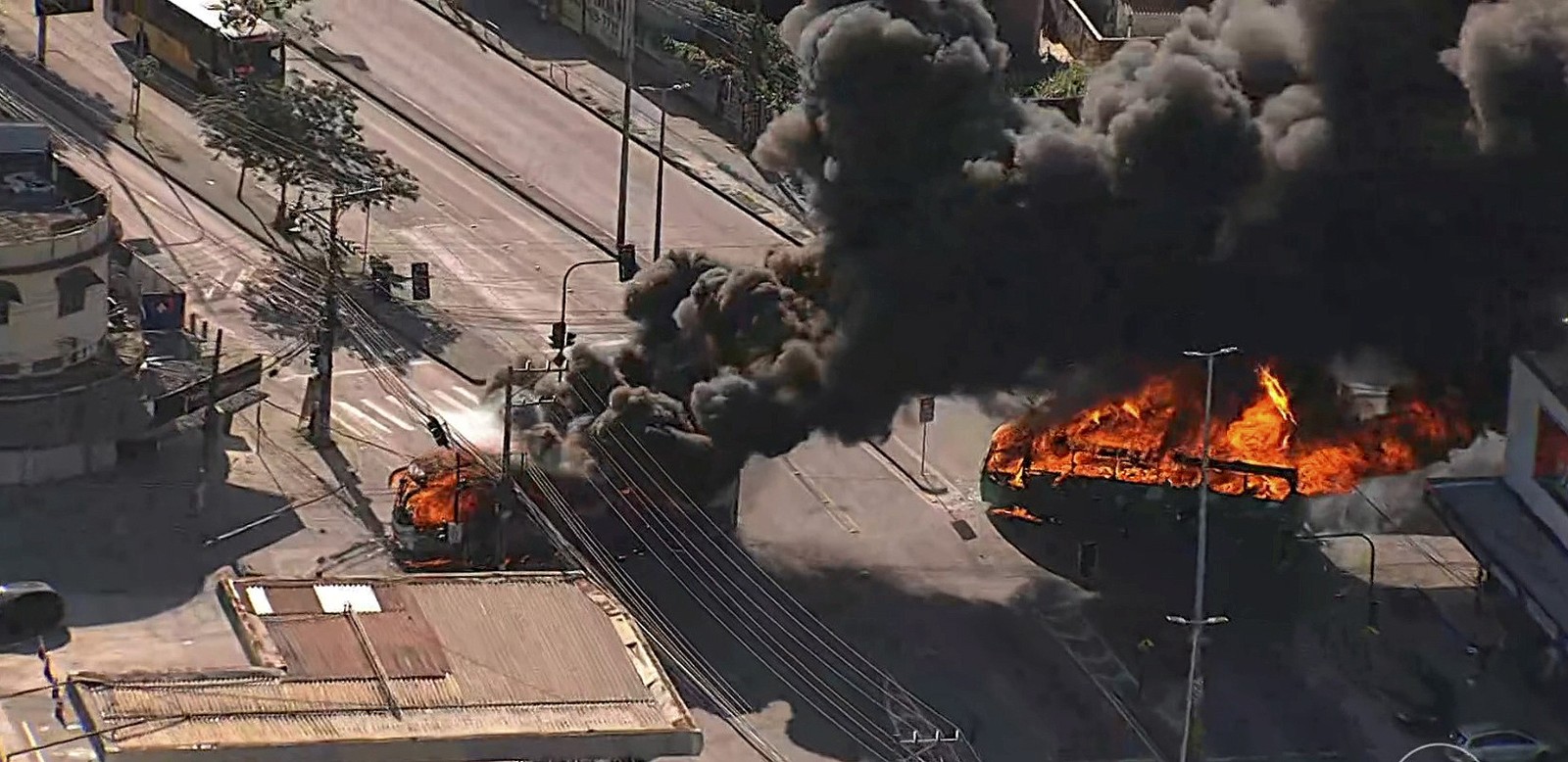 Ônibus foram atacados e incendiados por ordem de milicianos, nesta segunda-feira, a Zona Oeste do Rio — Foto: Reprodução/TV Globo