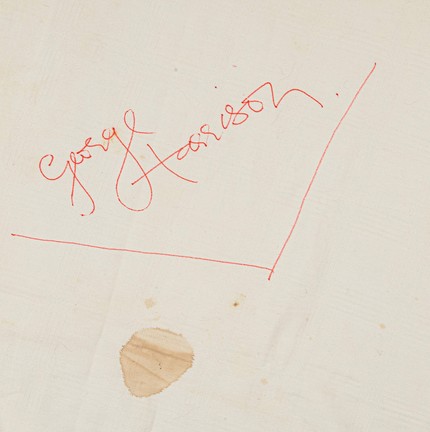 George Harrison deixou sua assinatura na toalha de mesa — Foto: AFP/BONHAMS