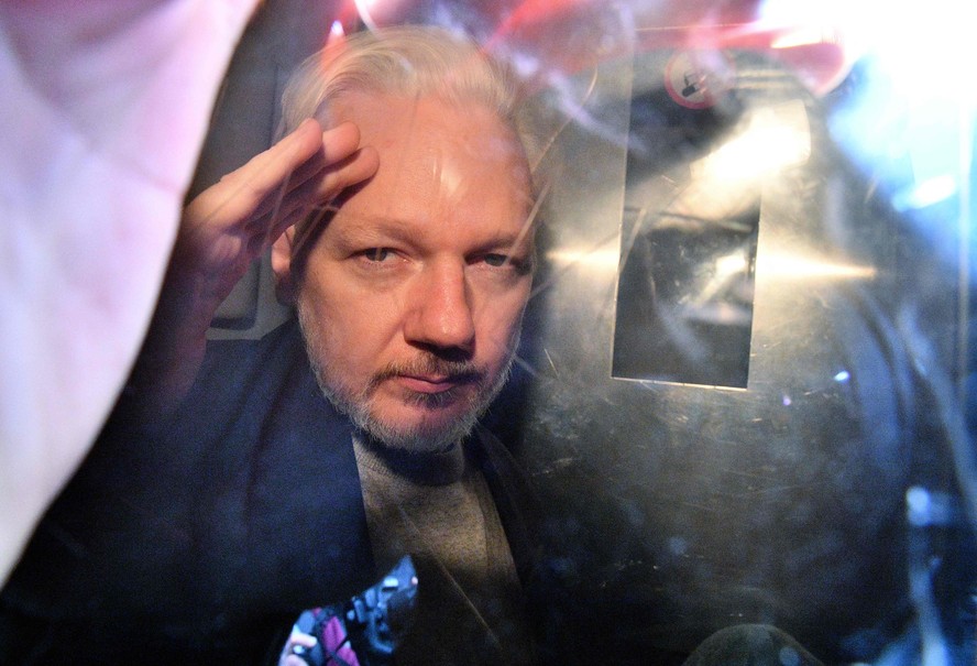 Julian Assange, criador do site Wikileaks, chega para uma audiência em um tribunal de Londres
