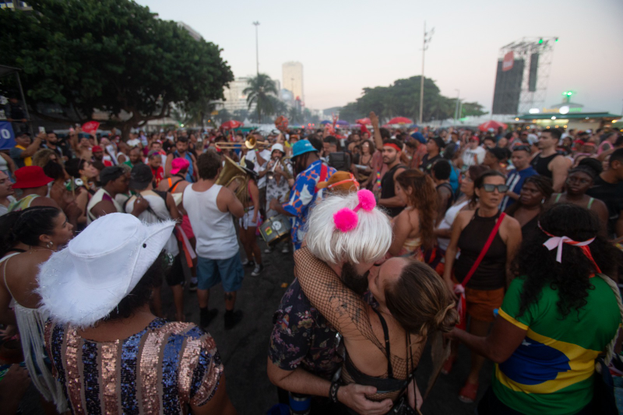 No fim de tarde, público já lotava a Praia de Copacabana para aguardar o show da Madonna