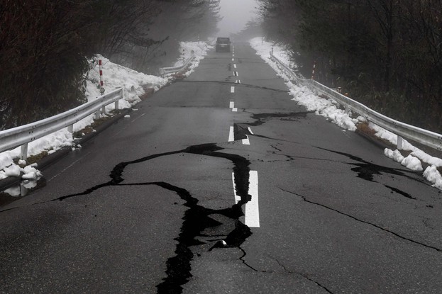 Rodovia ficou rachada após terremoto atingir o Japão