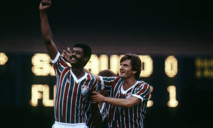 14º - FLUMINENSE (1984) - Braço erguido, punho fechado, o centroavante Washington (jogador) é abraçado por Leomir e sorri, na comemoração do seu gol.