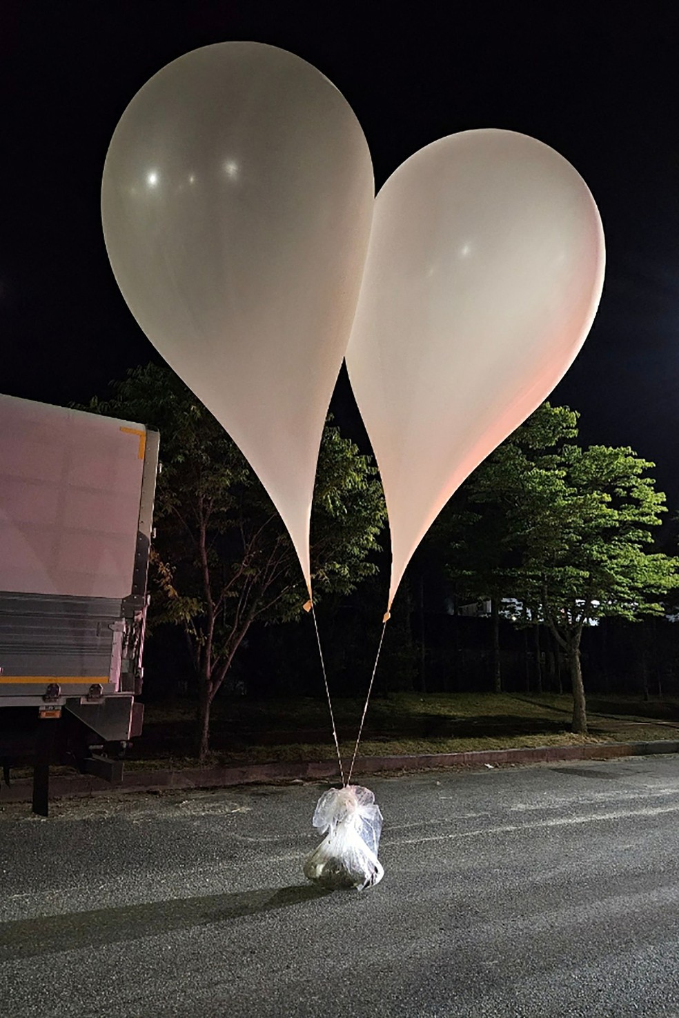 Coreia do Norte enviou balões para o Sul contendo lixo e fezes — Foto: Ministério da Defesa da Coreia do Sul / AFP