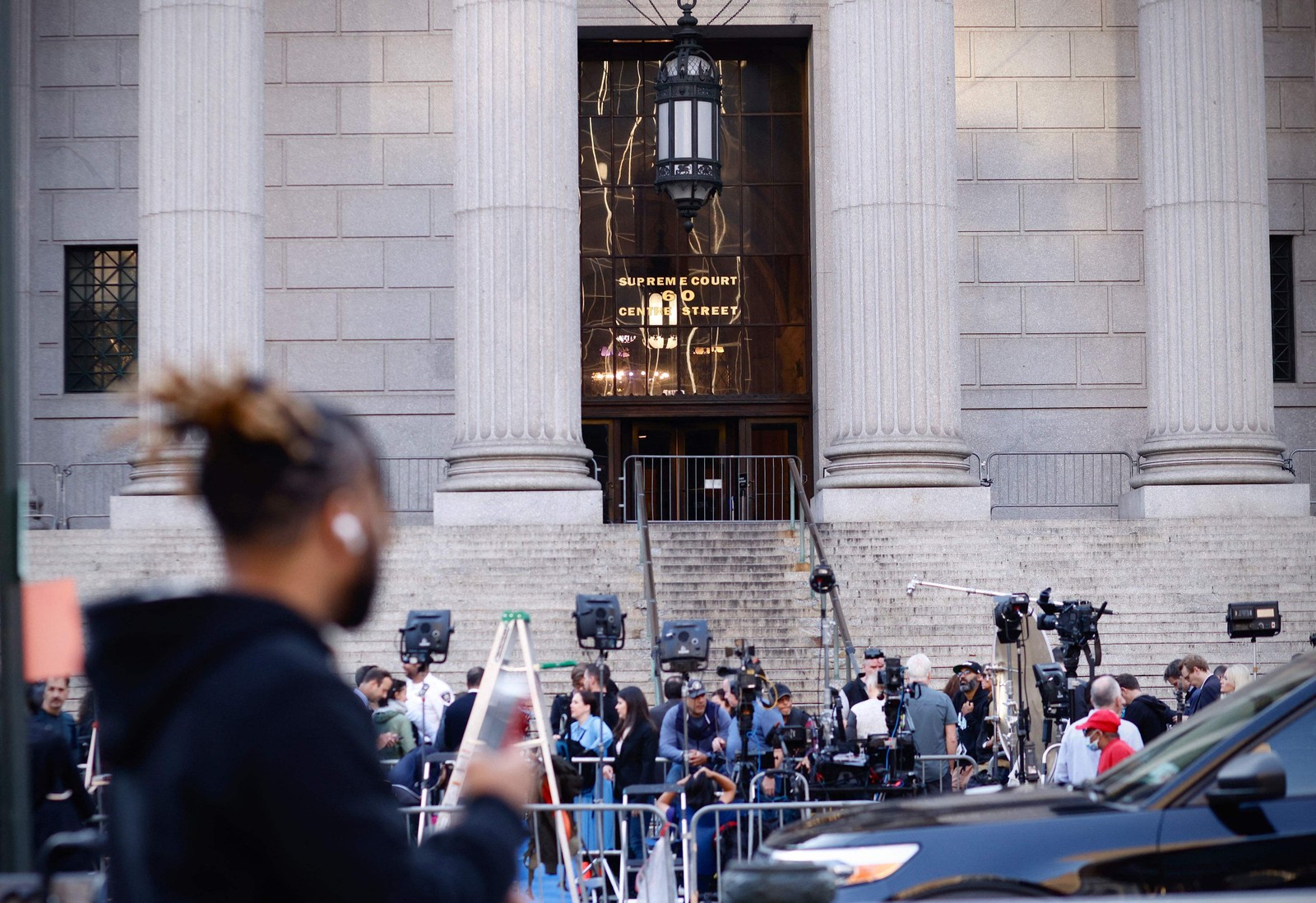 Imprensa aguarda a chegada do ex-presidente Donald Trump à Suprema Corte do Estado de Nova York — Foto: Kena Betancur/AFP