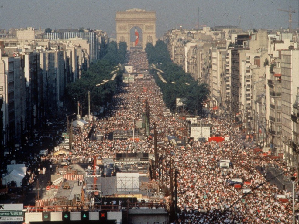 Multidão lota Paris, na França, para acompanhar show de Jean-Michel Jarre, em 1990 — Foto: Reprodução/X