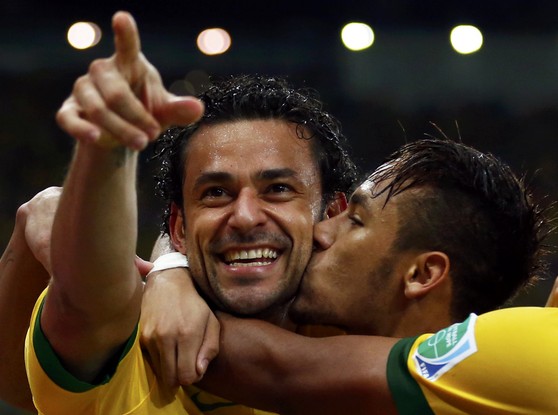 Fred celebra com Neymar gol feito pela seleção, contra a Espanha no Maracanã