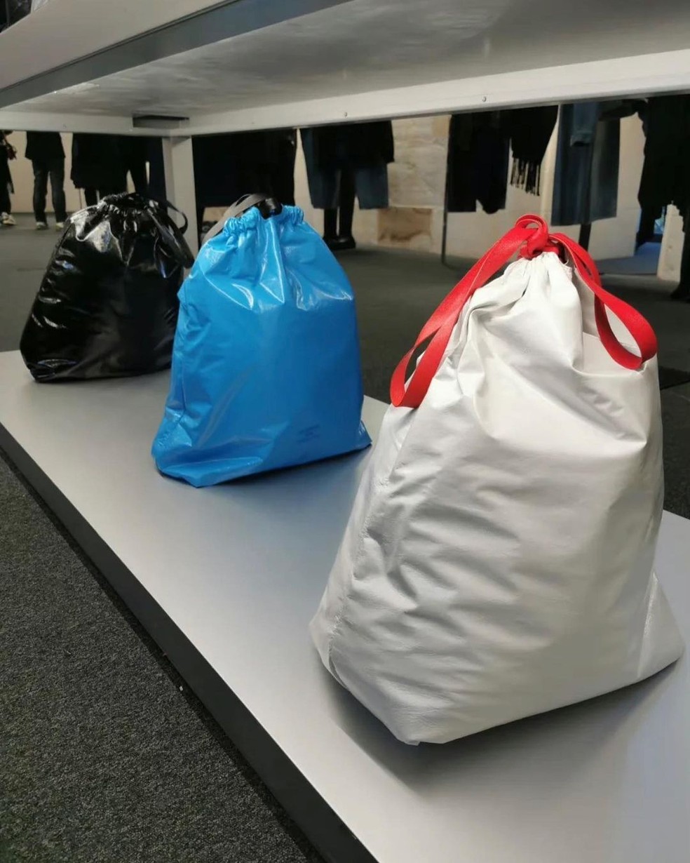 Balenciaga lança bolsas de luxo inspiradas em sacos de lixo — Foto: Instagram @myfacewheno_o / Reprodução