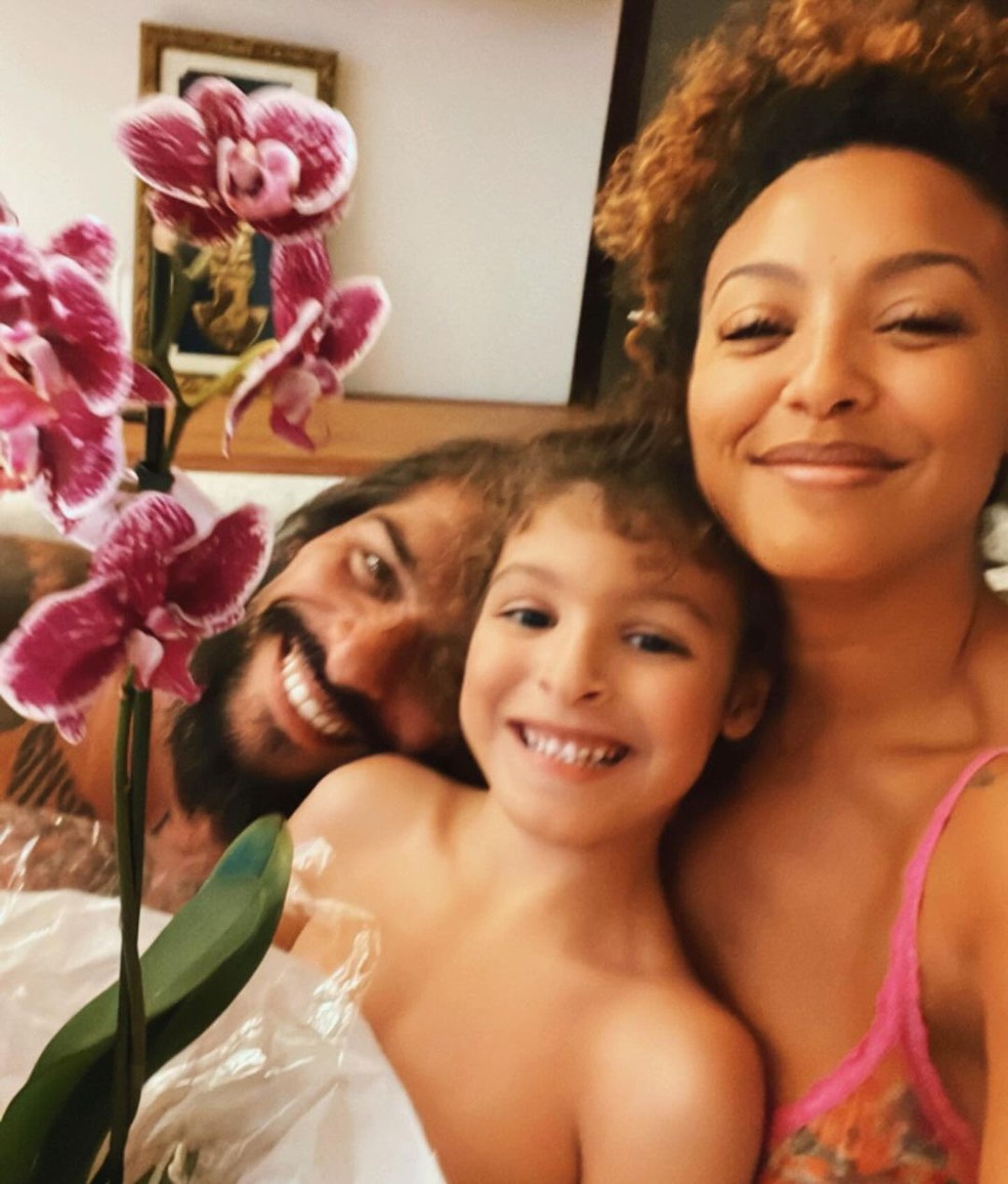 Sheron Menezzes revelou que ela e o marido, Saulo Bernard, dormem em quartos separados desde o nascimento do filho — Foto: Reprodução Instagram